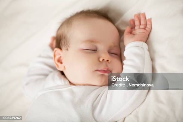 Bebé Recién Nacido Durmiendo Sobre Fondo Blanco Niño Pequeño Para Dormir Acostarse Foto de stock y más banco de imágenes de Bebé