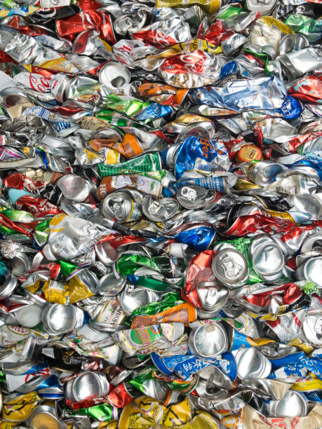 comprimido de alumínio pode para reciclagem - metal waste - fotografias e filmes do acervo