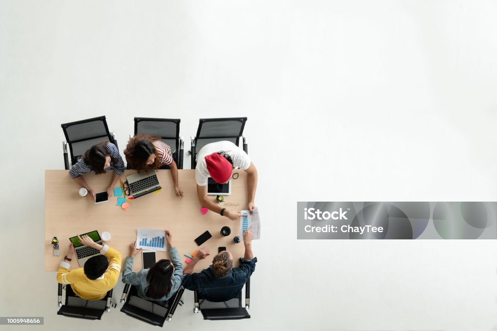 Visualizzazione dall'alto di diverse persone del gruppo di team creativo che utilizzano smartphone, telefono cellulare, tablet e laptop per computer. Vista aerea della riunione di avvio dei giovani creativi asiatici. Avere spazio di copia per il testo di r - Foto stock royalty-free di Lavoro di squadra