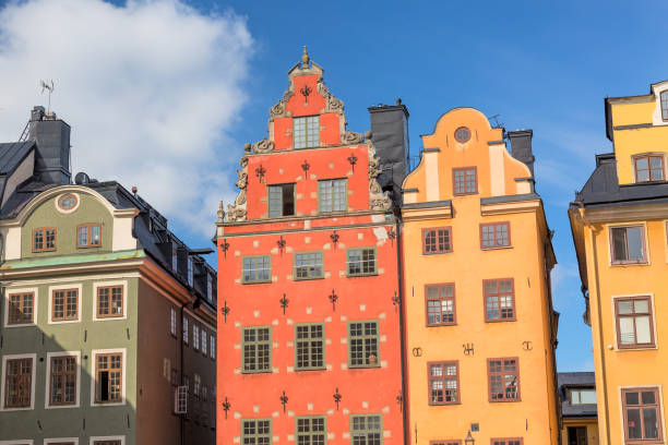 bunte fassade der häuser in stortorget platz gamla stan. stockholm, schweden. sonnigen sommertag mit blauem himmel. - stockholm sweden gamla stan town square stock-fotos und bilder