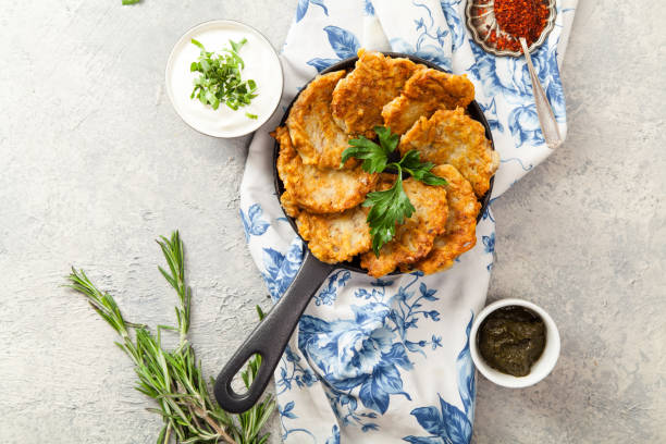 감자 latkes 전통적인 유태인 팬케이크 사 우 어 크림, 파 슬 리, 마른 붉은 고추 부스러기와 민트 소스. 파란 꽃 배경, 흰색 냅킨입니다. hannukah 축 하 요리 개념입니다. 공간에 복사 합니다. - menorah hanukkah israel judaism 뉴스 사진 이미지