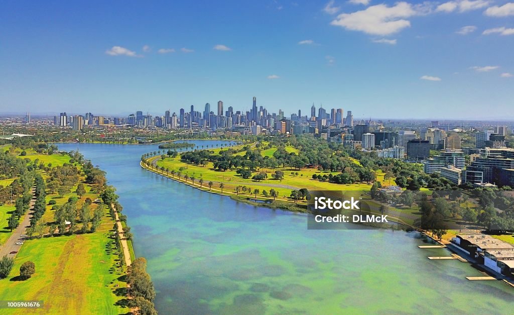 Skyline della città di Melbourne & Albert Park Lake - Foto stock royalty-free di Melbourne - Australia