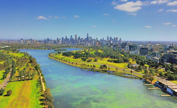 horizonte da cidade de melbourne e albert park lake - melbourne - fotografias e filmes do acervo