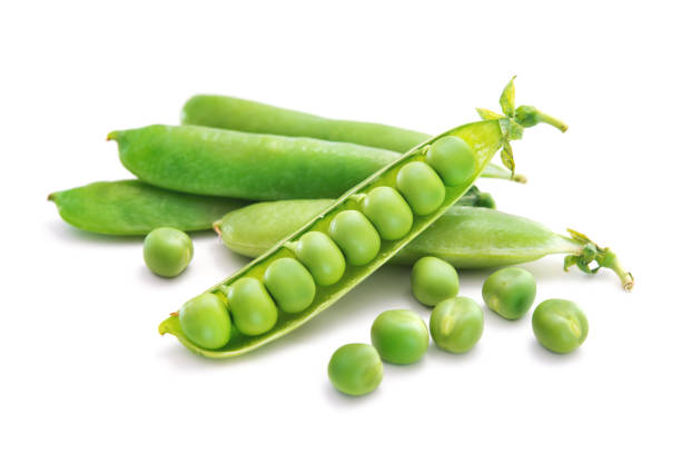 istock Fresh green peas isolated on white background 1005962176