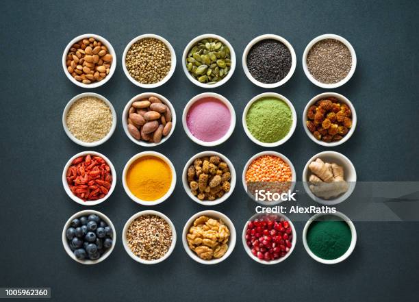 Varios Colores Superfoods En Tazones Sobre Fondo Oscuro Foto de stock y más banco de imágenes de Ingrediente