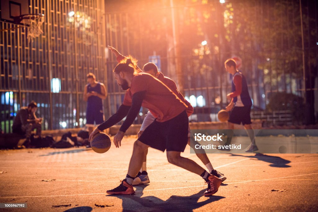 Sie wissen, Streetball zu spielen - Lizenzfrei Basketball Stock-Foto
