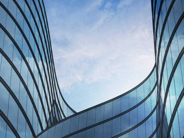 ガラス基板上に高層ビルと雲と暗い鋼ウィンドウ システムの視点が反映されます。将来のアーキテクチャ、建物のコーナーの角度をルックアップのビジネス ・ コンセプトです。3 d レンダリ - built structure business building exterior glass ストックフォトと画像