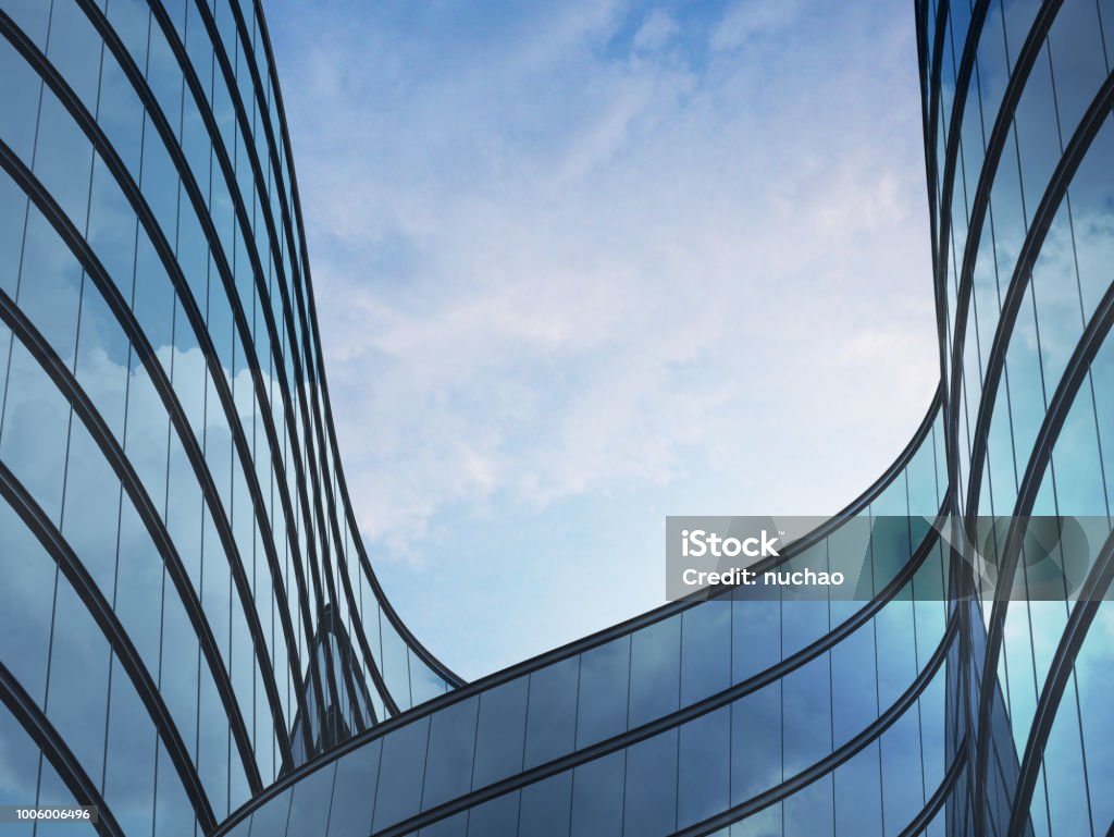 Perspektif yüksek doğmak bina ve bulutlu karanlık çelik pencere sistemi camına yansıyan. Gelecekteki mimari, bina köşe açısı için arama iş kavramı. 3D render - Royalty-free Mimari Stok görsel