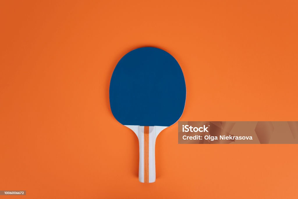 Raqueta de tenis de mesa o ping pong en una mesa de naranja. - Foto de stock de Tenis de mesa libre de derechos