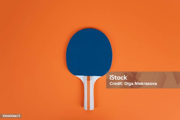 Raqueta De Tenis De Mesa O Ping Pong En Una Mesa De Naranja Foto de stock y más banco de imágenes de Tenis de mesa