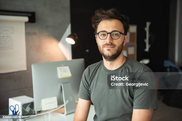 Entwickler Im Büro Stockfoto und mehr Bilder von Programmierer - Programmierer, Porträt, Männer