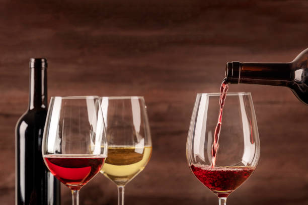 vino tinto vertido en vidrio de botella con espacio de copia - wine pouring wineglass white wine fotografías e imágenes de stock