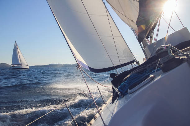 vela en el viento a través de las olas, barcos en la regata de vela - navegación en yate fotografías e imágenes de stock