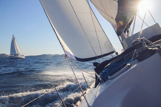 voile au vent à travers les ondes, yachts à voile régate - sail photos et images de collection