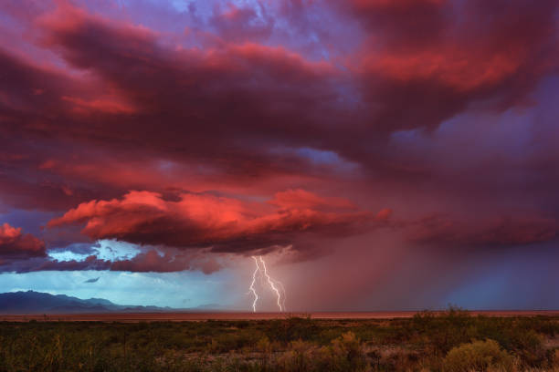 burza z piorunami i zachodem słońca - thunderstorm lightning storm monsoon zdjęcia i obrazy z banku zdjęć