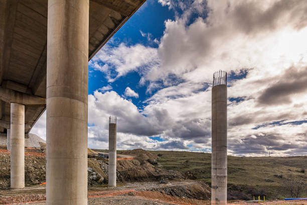 costruzione di un ponte nella provincia di segovia in spagna - construction bridge below concrete foto e immagini stock