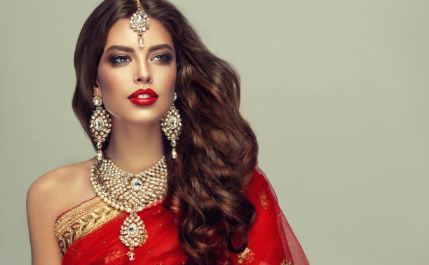 retrato de chica hermosa vestida en un traje nacional indio tradicional y elegante conjunto de joyas de "estilo americano". - veil human face women fashion model fotografías e imágenes de stock