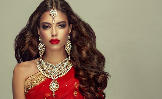 Retrato de chica hermosa vestida en un traje nacional indio tradicional y elegante conjunto de joyas de 