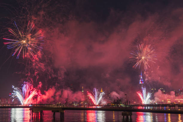 os fogos de artifício sobre a cidade de nova york - skyscraper low angle view new york city night - fotografias e filmes do acervo