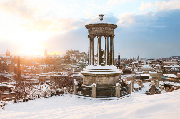 neve em edimburgo, escócia - edinburgh scotland castle skyline - fotografias e filmes do acervo