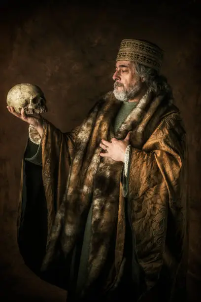 Hamlet by William Shakespear holding skull in his hands