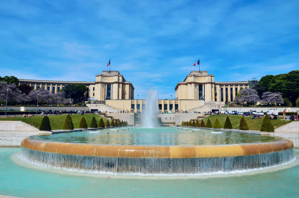 fontaine avec jardins du trocadéro et le palais de chaillot à paris (france), dans la journée de printemps ensoleillée - palais de chaillot photos et images de collection