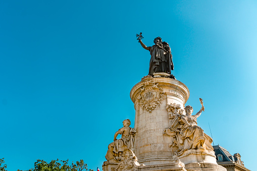 Estatua de la República en lugar de Republique en París, Francia en día soleado photo