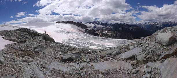 perely rock-wanderer - montana british columbia glacier national park mountain mountain range stock-fotos und bilder