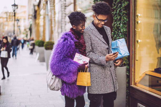 winter-shopping - couple men fashion luxury stock-fotos und bilder