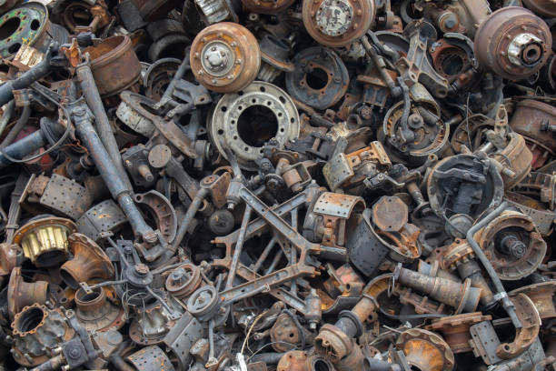 stare i zardzewiałe części samochodowe są ułożone razem. - scrap metal part of metal recycling zdjęcia i obrazy z banku zdjęć