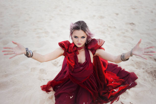 Chân dung theo phong cách Ả Rập. Người phụ nữ xinh đẹp với trang điểm sáng trong chiếc váy đỏ, cánh tay dang rộng