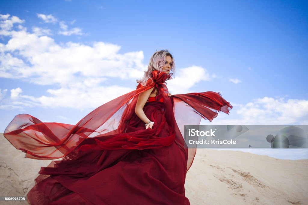 Cô gái mặc áo đỏ. Người phụ nữ trẻ đi trong một chiếc váy đỏ tươi bay - Trả phí Bản quyền Một lần Bay - Hoạt động di chuyển Bức ảnh sẵn có