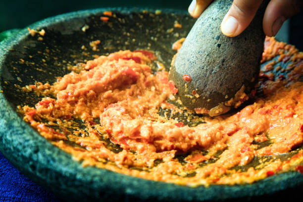 pasta de chile fresco machacante de la preparación alimento indonesio en mortero - mashed portion small close up fotografías e imágenes de stock