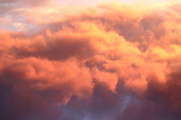 雲で劇的な赤い夜の空。 - cloud formation ストックフォトと画像