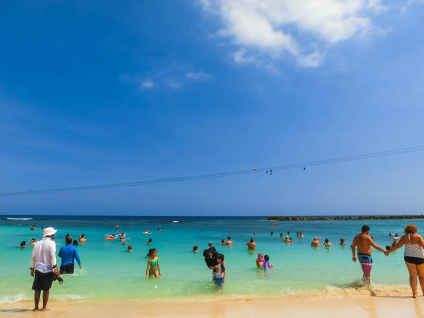 personnes bénéficiant de journée sur la plage en haïti - ziplining zip line outdoors zip lining photos et images de collection