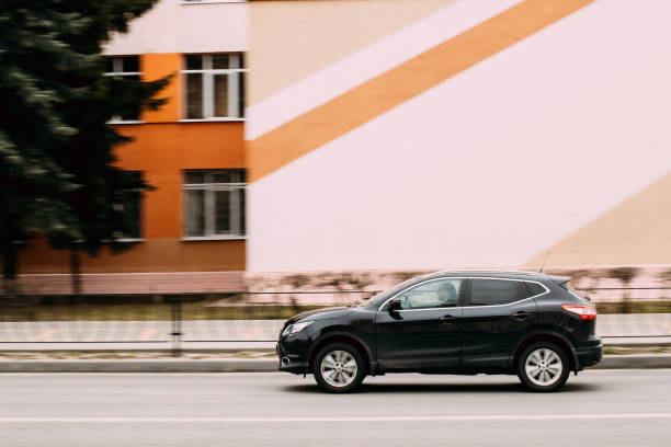 crossover compact suv voiture nissan qashqai en fast motion sur stree - fast motion photos photos et images de collection