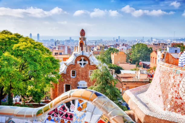 barcelona, hiszpania, park guell. fanrastic widok słynnej ławki w park guell w barcelonie, znany i niezwykle popularny cel podróży w europie. - antonio gaudi outdoors horizontal barcelona zdjęcia i obrazy z banku zdjęć