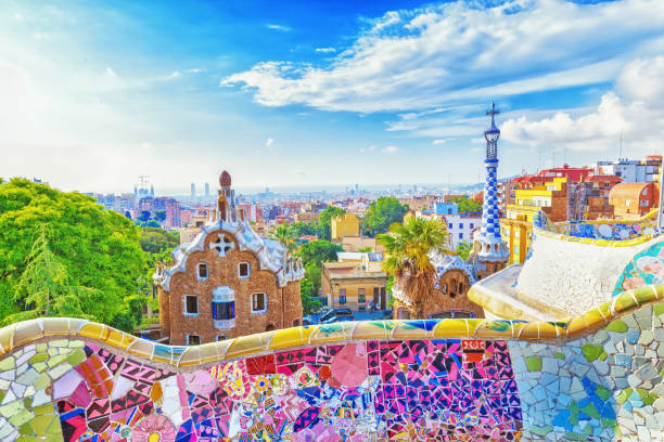 barcelona, spanien, park guell. fanrastic utsikt över berömda bänk i park güell i barcelona, berömda och mycket populära resmål i europa. - barcelona bildbanksfoton och bilder