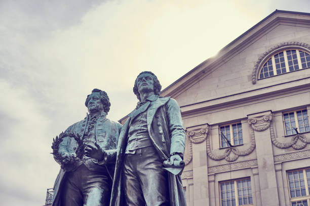 famosa scultura di goethe e schiller nella città di weimar in germania - johann wolfgang von goethe foto e immagini stock