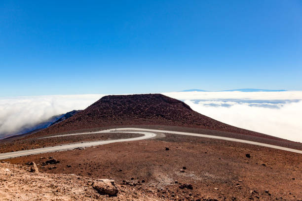 rua acima do vulcão de haleakala ast nuvens na ilha de maui, havaí ilhas - haleakala national park mountain winding road road - fotografias e filmes do acervo