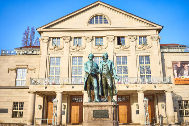 famosa scultura di goethe e schiller nella città di weimar in germania - johann wolfgang von goethe foto e immagini stock