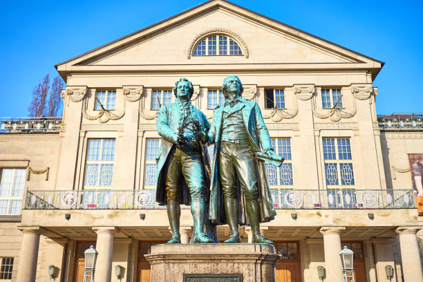 famosa scultura di goethe e schiller nella città di weimar in germania - johann wolfgang von goethe foto e immagini stock