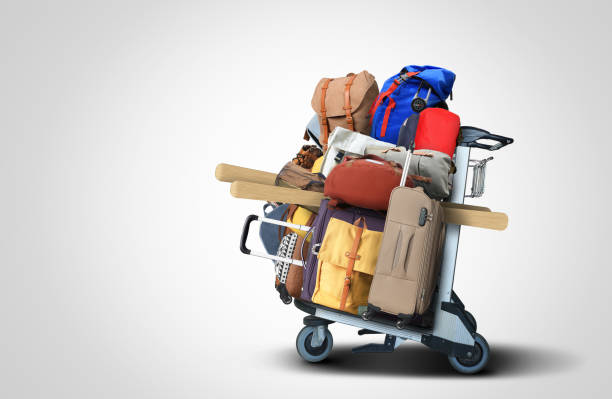 turisti dei bagagli con valigie grandi - baggage wagon foto e immagini stock