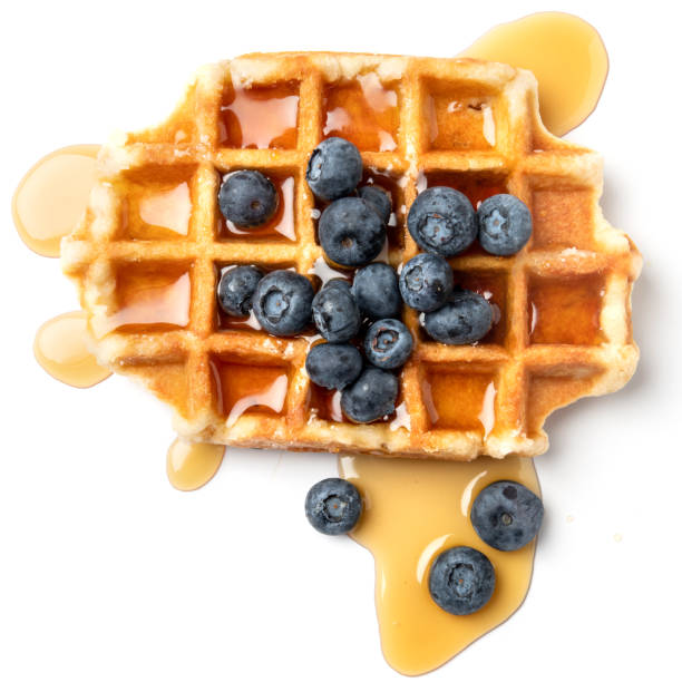 waffle belga com frutas vermelhas - waffle breakfast syrup food - fotografias e filmes do acervo