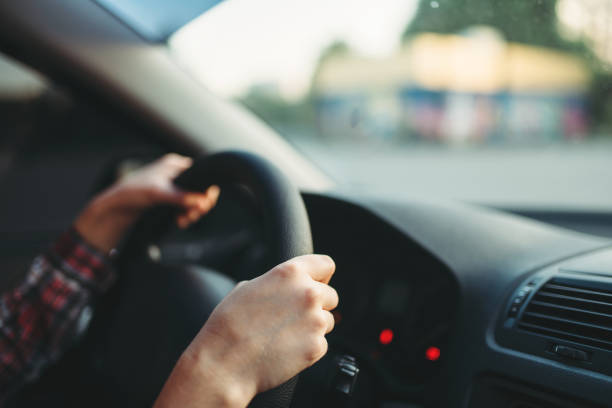istock Female car driver beginner clung to the wheel 1006165490
