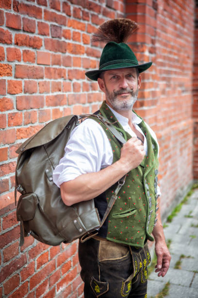 bayerischen mann draußen mit rucksack - österreich tracht stock-fotos und bilder