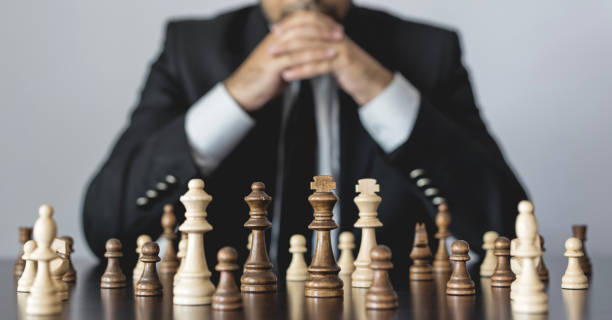 konzept zur herausforderung und vielfalt mit schachfiguren - strategy chess conflict chess board stock-fotos und bilder