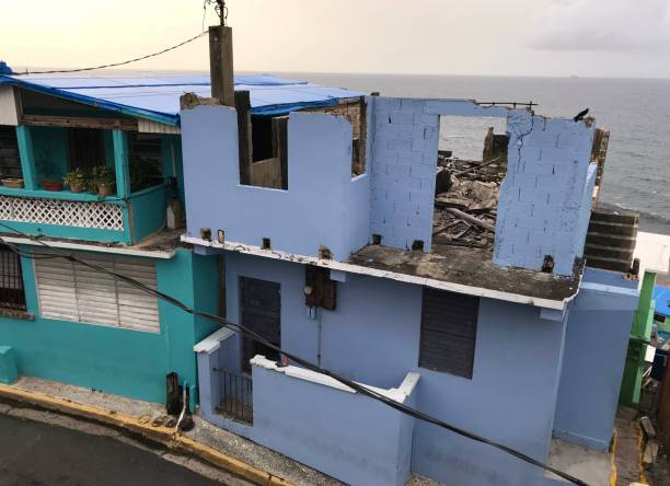 verheerende auswirkungen extremer wetterereignisse auf eine kleine community-bereich; wände, gebäude abgerissen - hurricane caribbean house storm stock-fotos und bilder