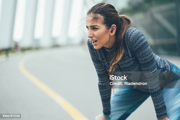 Erschöpft Sportswoman Stockfoto und mehr Bilder von Rennen - Körperliche Aktivität - Rennen - Körperliche Aktivität, Frauen, Müde