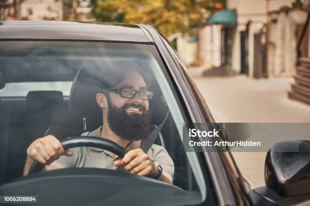 Photo libre de droit de Un Homme Barbu Modern Conduire Une Voiture banque d'images et plus d'images libres de droit de Voiture - Voiture, Conduire, Hommes